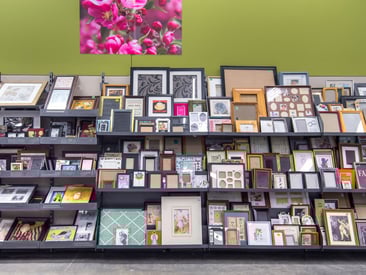 Showing Di Simo modular shelving with picture frames